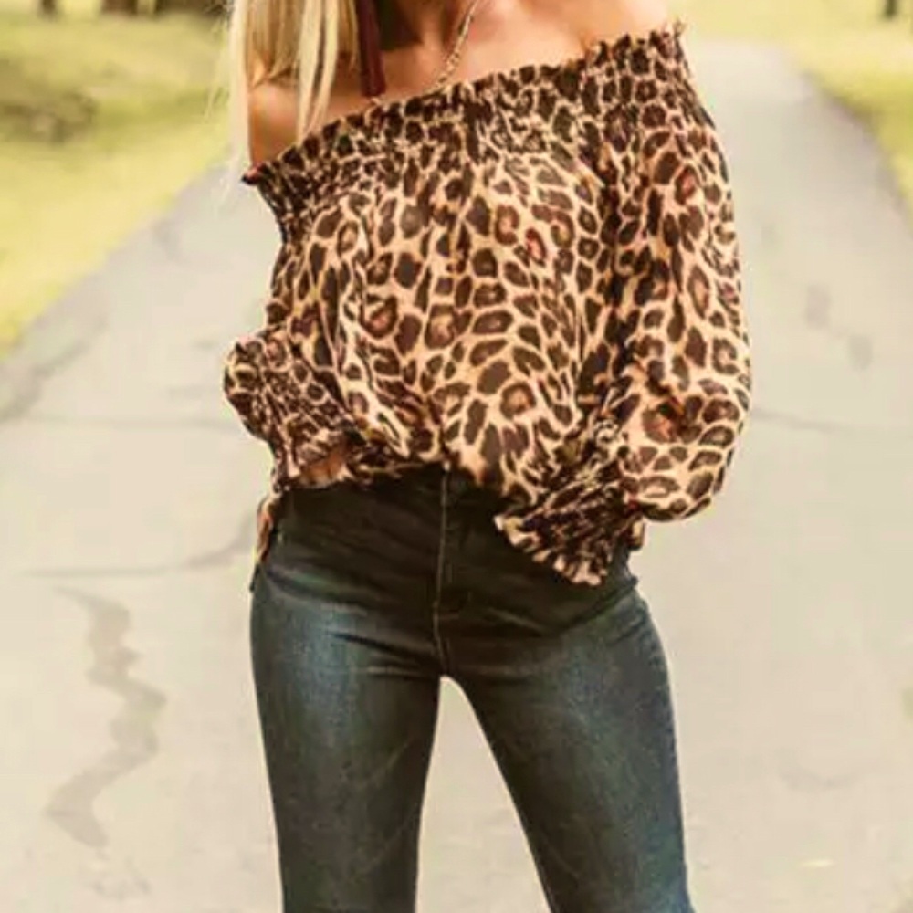 Off shoulder leopard blouse